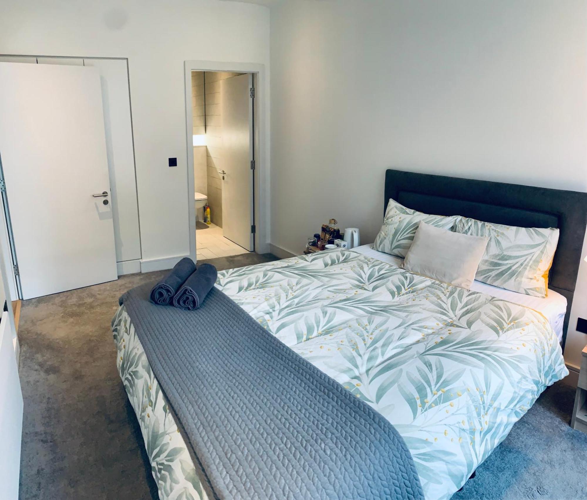 Modern Ensuite Double Bedroom Alloggio in famiglia