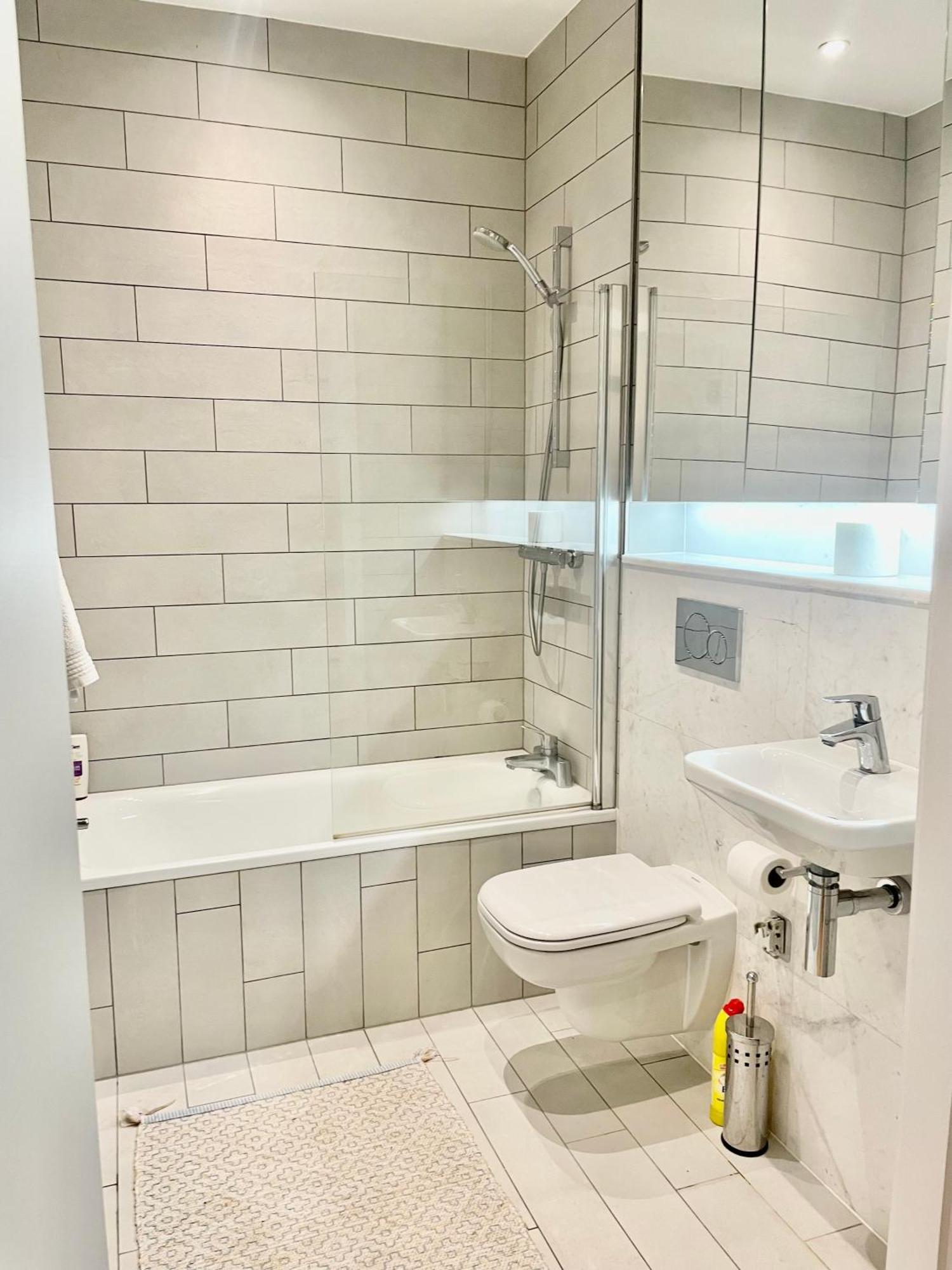 Modern Ensuite Double Bedroom Alloggio in famiglia